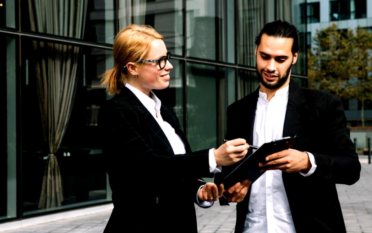 Moderner Arbeitsbereich für vergleichende Unternehmensanalysen